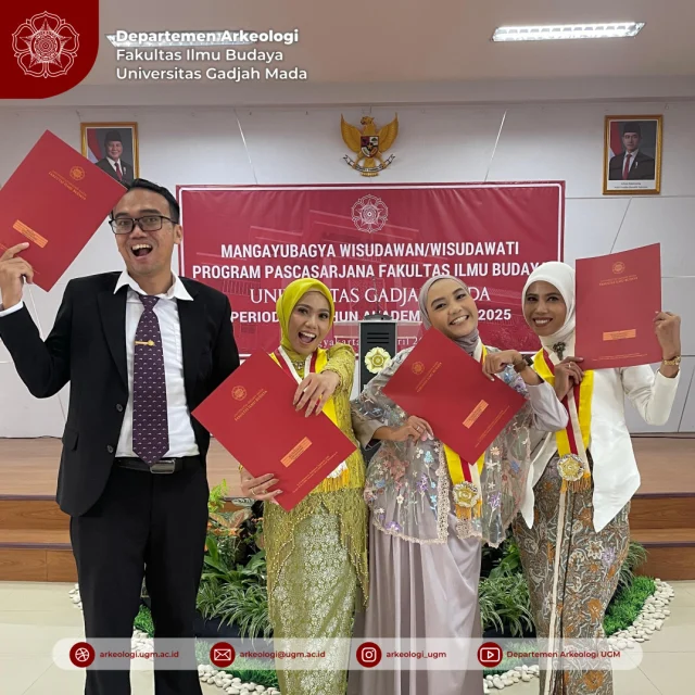 Ikut gembira atas diwisudanya para master baru: M. Hafizhuddin, Mona Riza, Inas Amatullah Elwachidah, dan Asrofah Afnidatul Khusna ...
.
#arkeologiugm #swakulagotra #wisudaugm #s2arkeologiugm